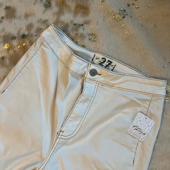 NWT We the Free 27 Float On Flare Jeans
FREE PEOPLE - Picture 12 of 14